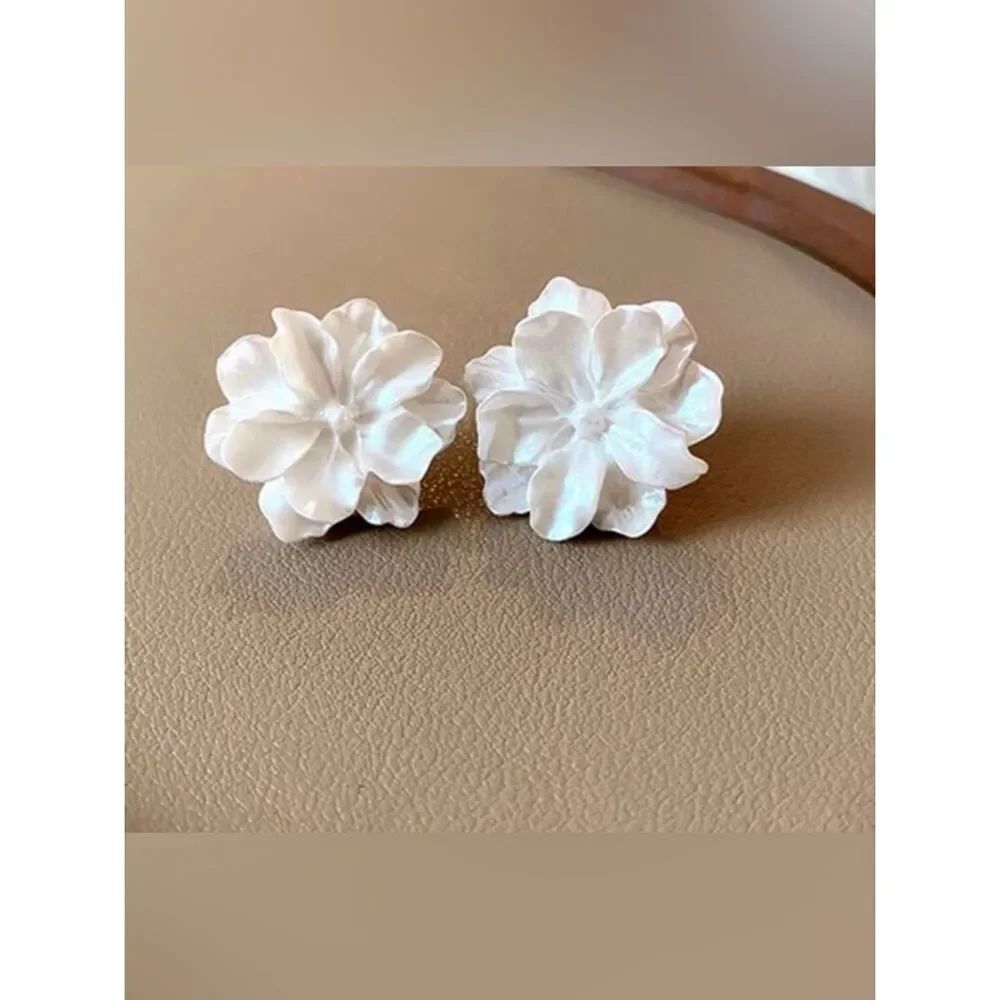 White Floral Stud Earrings A1909